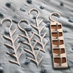 White Leaf-Shaped Hangers Set